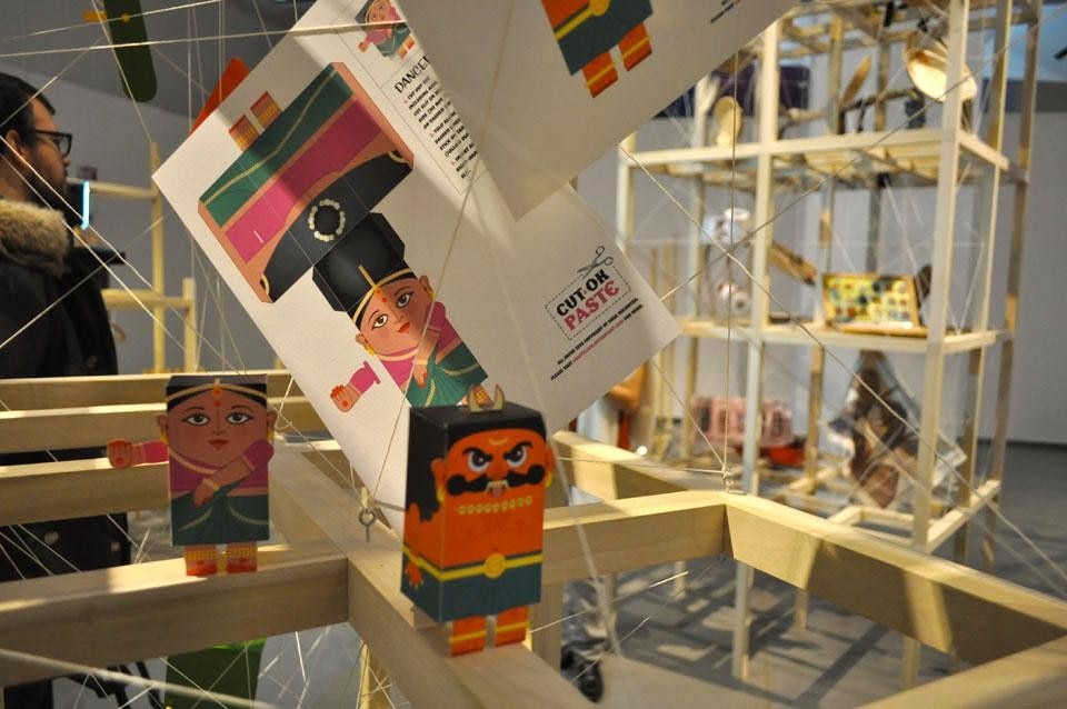 I giocattoli di carta Cut Ok Paste, disegnati da Mira Malhotra, raffigurano alcuni personaggi della mitologia indiana. Si possono scaricare dal sito gratuitamente e usare per insegnare ai bambini la mitologia indiana