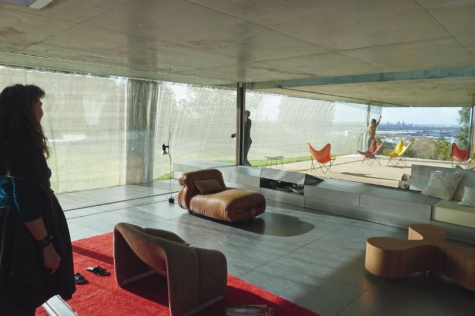 Progetto di dieci tende e due tappeti rossi di Inside Outside per la villa Floirac, 2012