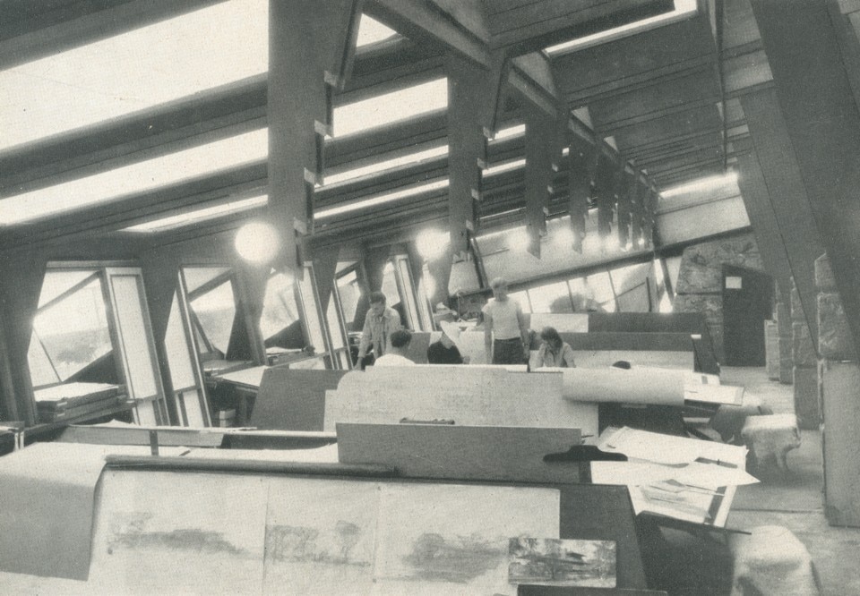 Architettura educatrice. Domus 220, giugno 1947.  Un'immagine di Taliesin West, che accompagna l'articolo di Carleton W. Washburne sulle scuole contemporanee in America.