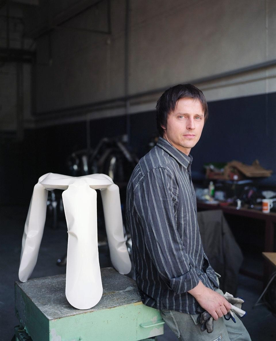 Oskar Zieta fotografato nel suo studio di Breslavia. Alle sue spalle lo sgabello Plopp