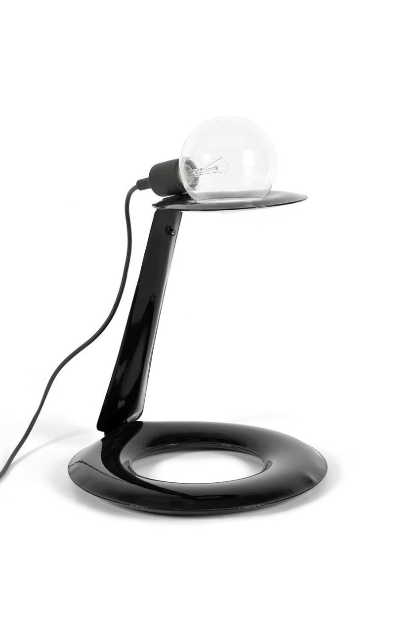 Osiem è una lampada disegnata e prodotta con la tecnologia FIDU a partire da un supporto per una lampadina. La sua forma è stata studiata in modo da essere facilmente piegata a formare una lampada 3D. Ancora in fase di sviluppo, è al momento disponibile come “Edizione Beta”