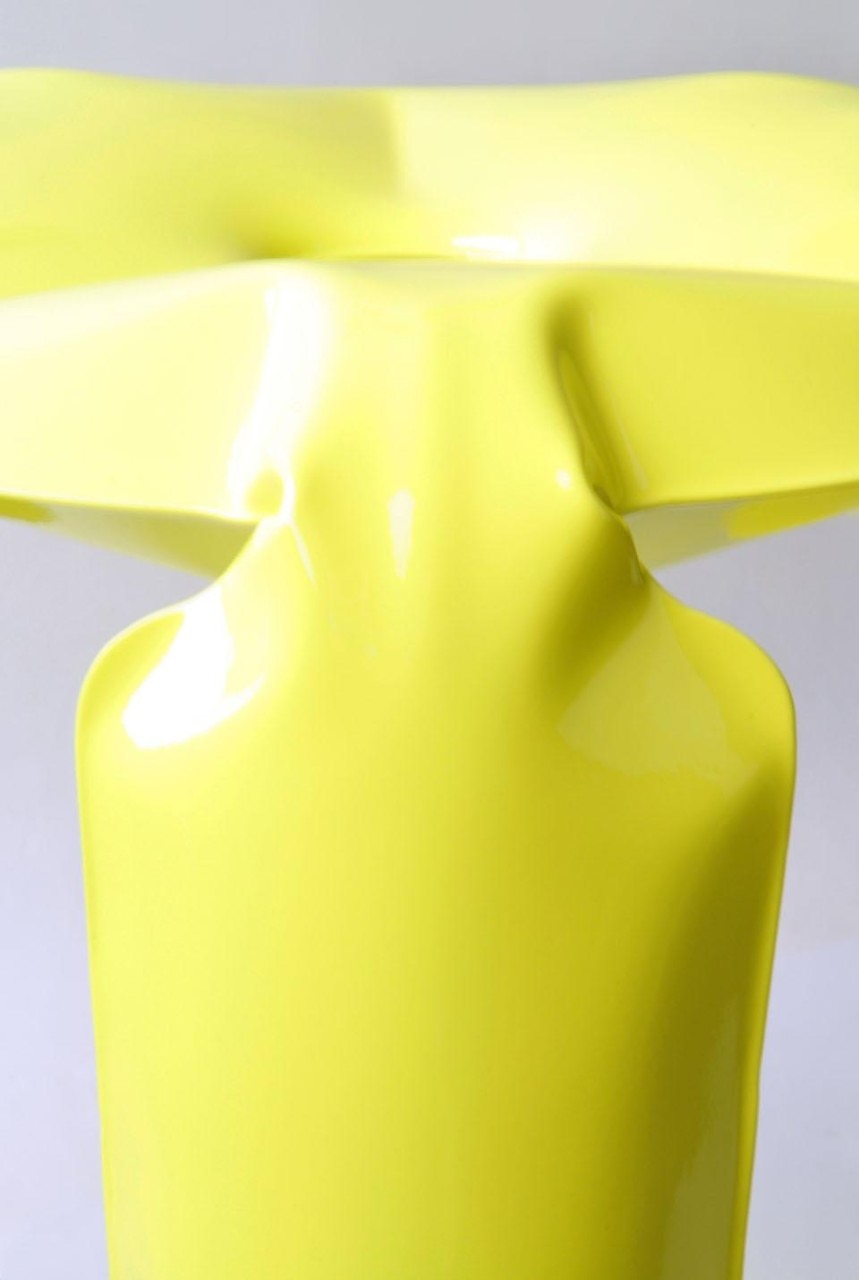 Dettaglio dello sgabello Plopp. Presentato per la prima volta in occasione della mostra “Young Creative Polish Designers” nel settembre 2009, Plopp è prodotto grazie all’innovativa tecnologia FIDU: fogli di acciaio ultra-sottili uniti lungo i bordi e gonfiati ad alta pressione per creare un oggetto tridimensionale