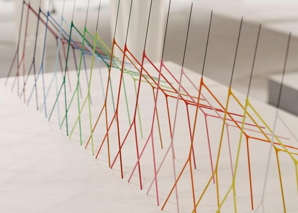 Lo scorso settembre, Emmanuelle Moureaux ha creato un'installazione simile. Intitolata Sticks, e composta di bacchette colorate incastrate tra loro, l'installazione è stata esposta in tre negozi Issey Miyake di Tokyo.