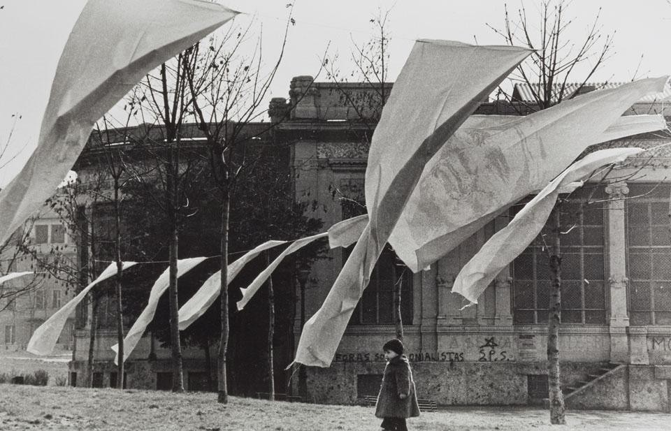 Giuliano Mauri, Installazione, Palazzina Liberty, Milano, 1976. Foto di Enrico Cattaneo.