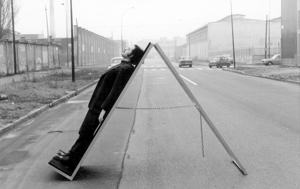 Ugo La Pietra, <i>Commutatore - Per oggi basta</i>, da <i>Sistema disequilibrante. Per oggi basta!</i>, film Ed. Jabik e Colophon, Milano 1974; b/n, sonoro, 16 mm;
Commutatore, 1970. Collezione FRAC Centre, Orleans.