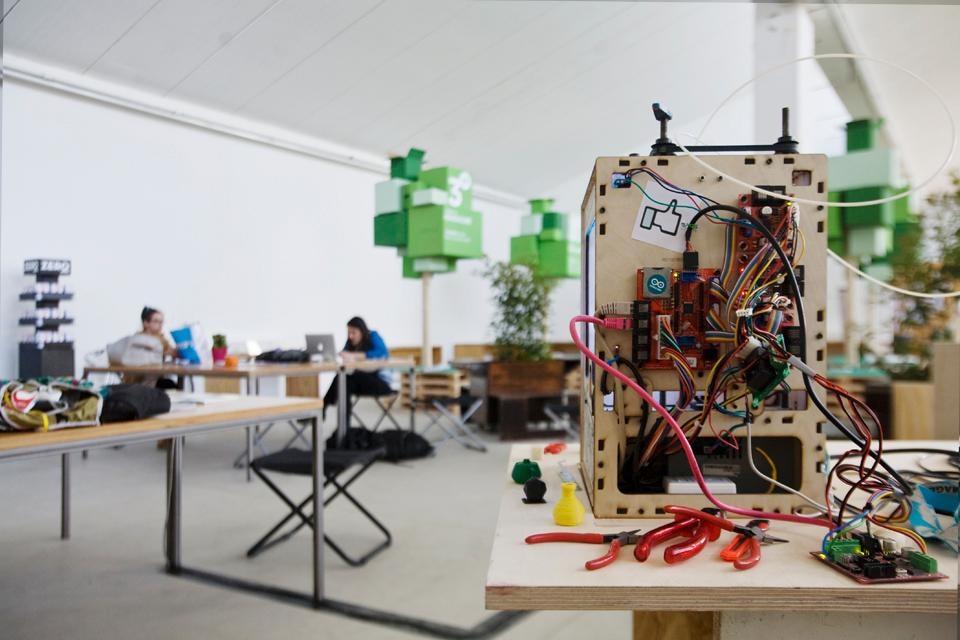La Makerbot 3d printer; sopra i progettisti di MakerLab. Fotografia Manolo Di Pino