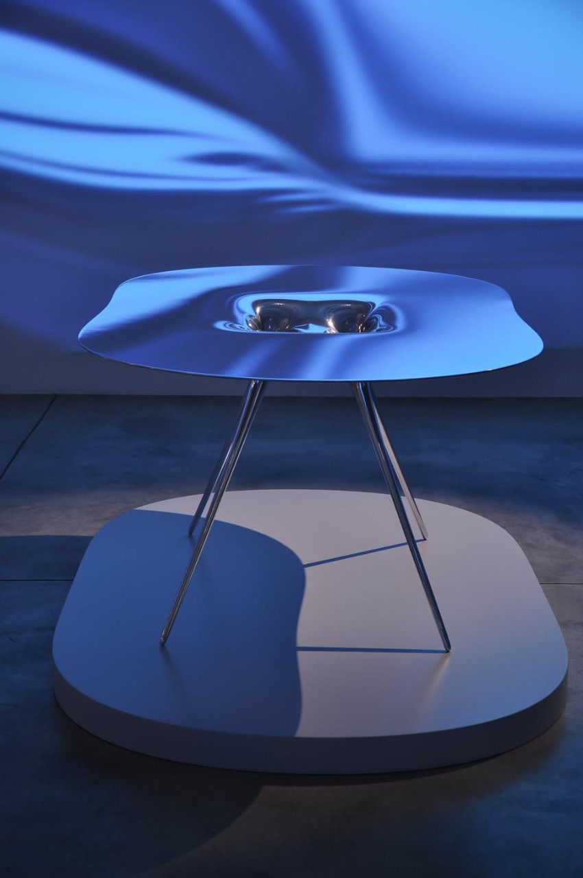 La mostra <i>Endless</i> presenta una serie di tavoli in cui l'alluminio sembra piegarsi armoniosamente ai sogni dell'autore.