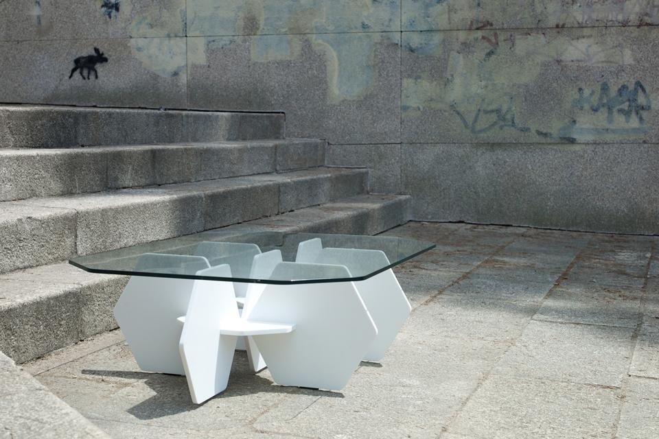 In apertura: tavolino-sgabello Maia di De La Espada. Qui sopra: tavolino Hal in Corian e cristallo temperato, prodotto da De La Espada