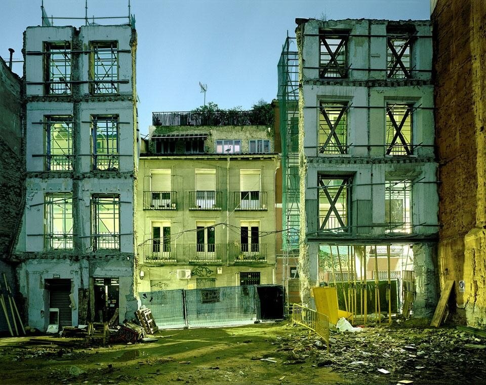In alto: Botto & Bruno, <i>Save</i>, 2011. Courtesy Galleria Alfonso Artiaco, Napoli. Sopra: Primož Bizjak, <i>Calle amparo n17</i>, 2007.