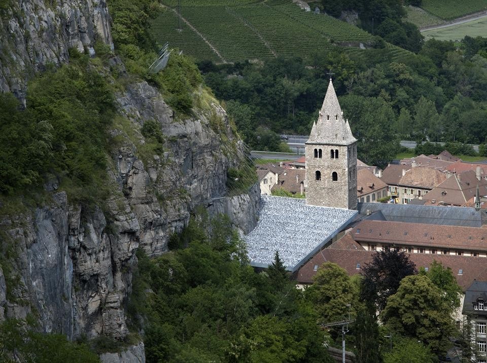 L'abbazia di Saint Maurice si trova addossata a un dirupo nel tratto di strada compreso tra Ginevra e il Passo del Sempione