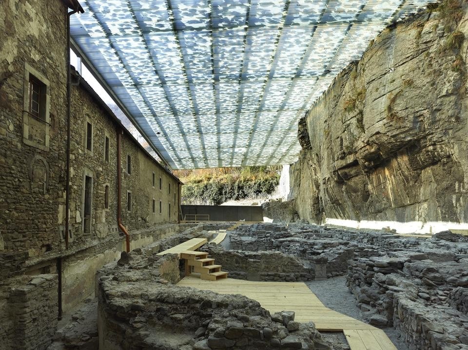 Vista dello spazio delle rivine coperto dalla struttura dello studio Savioz Fabrizzi Architectes 