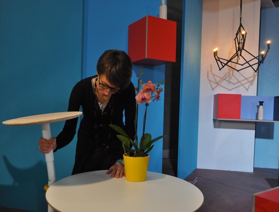 Il tavolino Add di Chiara Moreschi sfrutta l'inserimento di una prolunga sul limite di una gamba per liberare il piano e aumentare la superficie utile