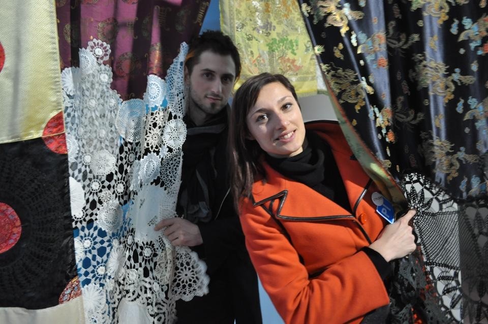 Con Flagmented Project, CTRLZAK continua la ricerca ai confini tra Oriente e Occidente: una serie di drappi che incorporano tradizioni tessili europee e cinesi in un'unica trama