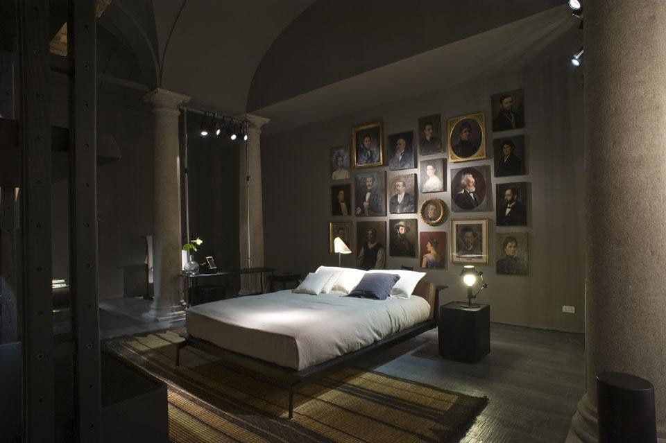 Nuova collezione <i>Sleeping Authentic</i> di Cassina. In apertura e sopra: letto Sled di Rodolfo Dordoni, showroom in via Durini, Milano