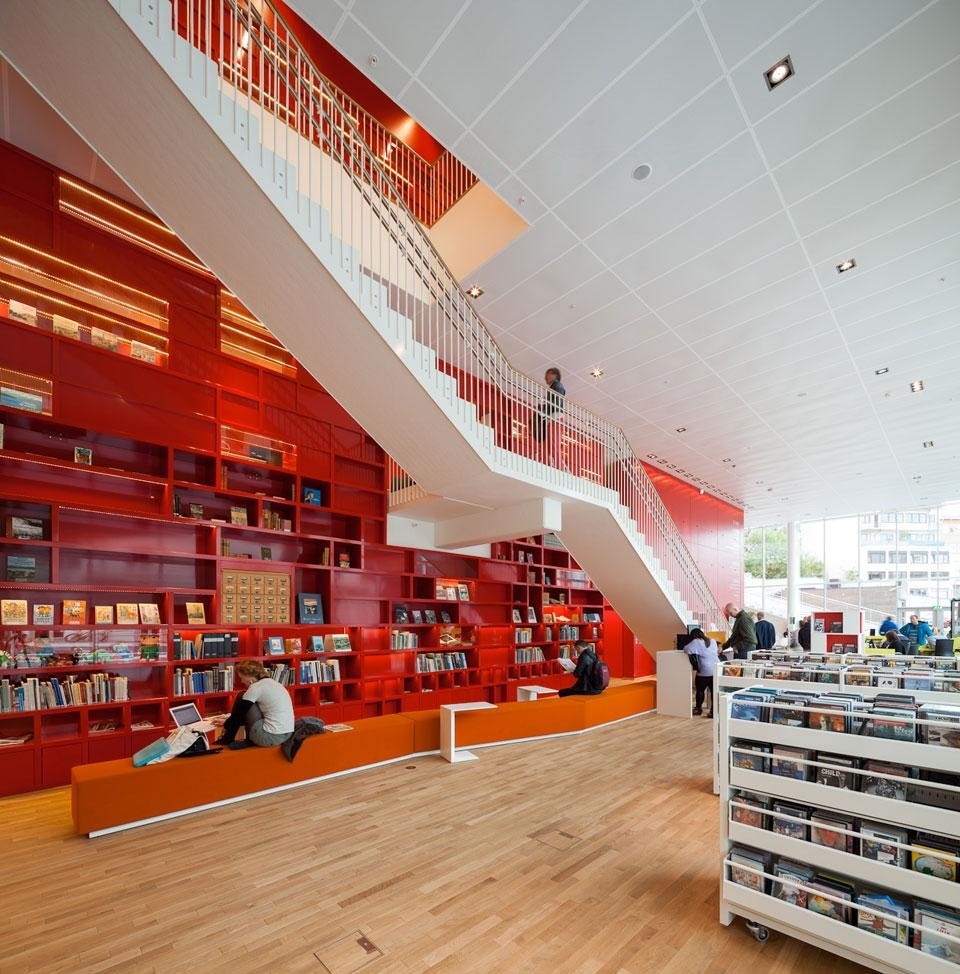 3XN, Centro Culturale Plassen, Molde 2012. Attorno alla sala concerti si sviluppano la libreria, un bar e gli spazi espositivi