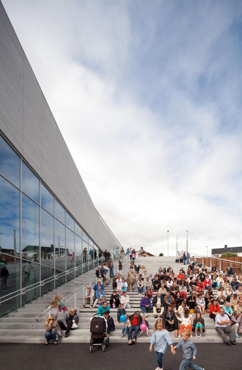 3XN, Centro Culturale Plassen, Molde 2012. Il tetto e una scala esistente adiacente all'edificio, formano degli anfiteatri all'aperto che ospitano collettivamente diverse migliaia di spettatori