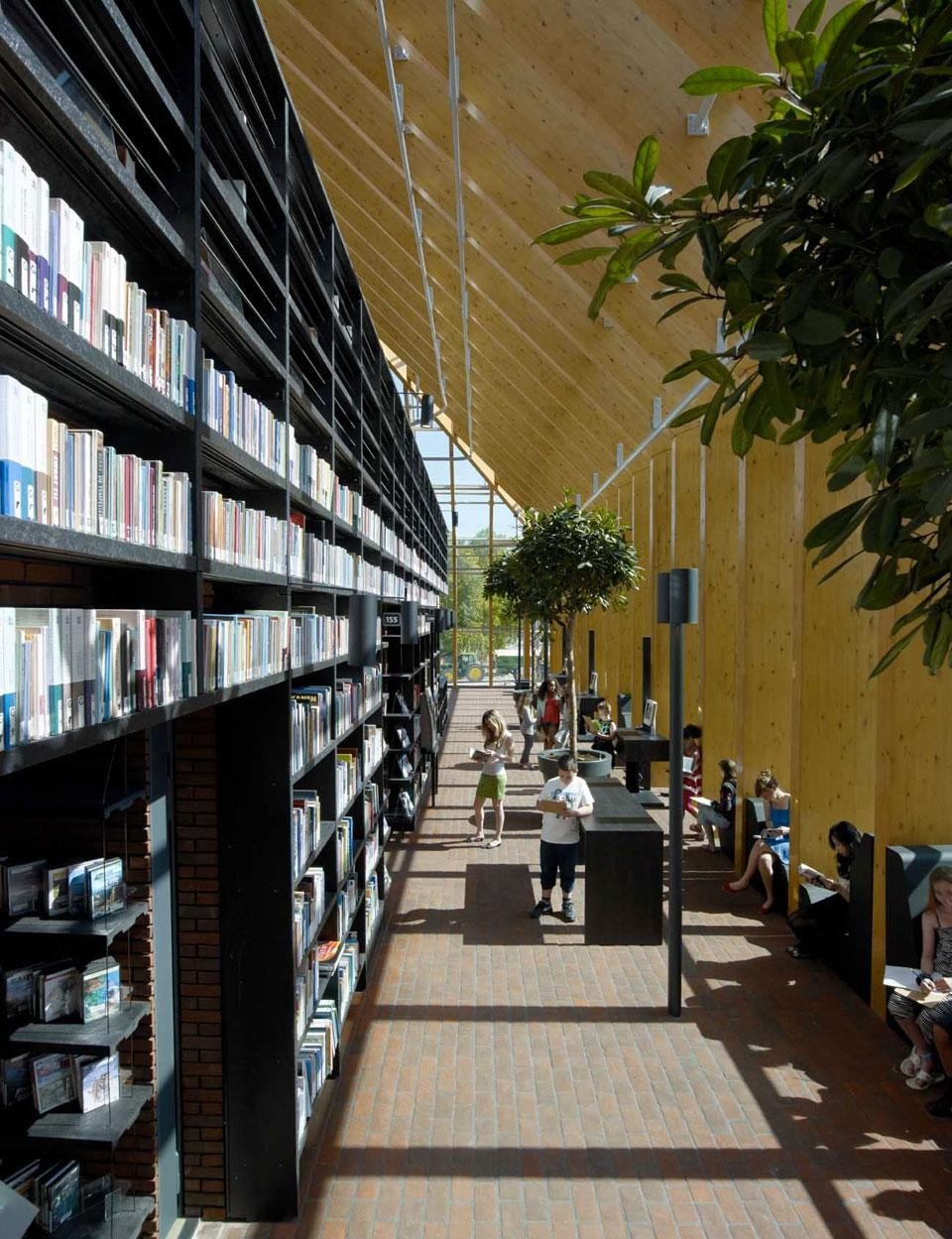 MVRDV, Spijkenisse Book Mountain, nuova biblioteca di Spijkenisse, Olanda 2012. Un riferimento al passato agricolo della città è nel sistema di scaffalature, realizzato con vasi riciclati, economici e perfetti dal punto di vista funzionale
