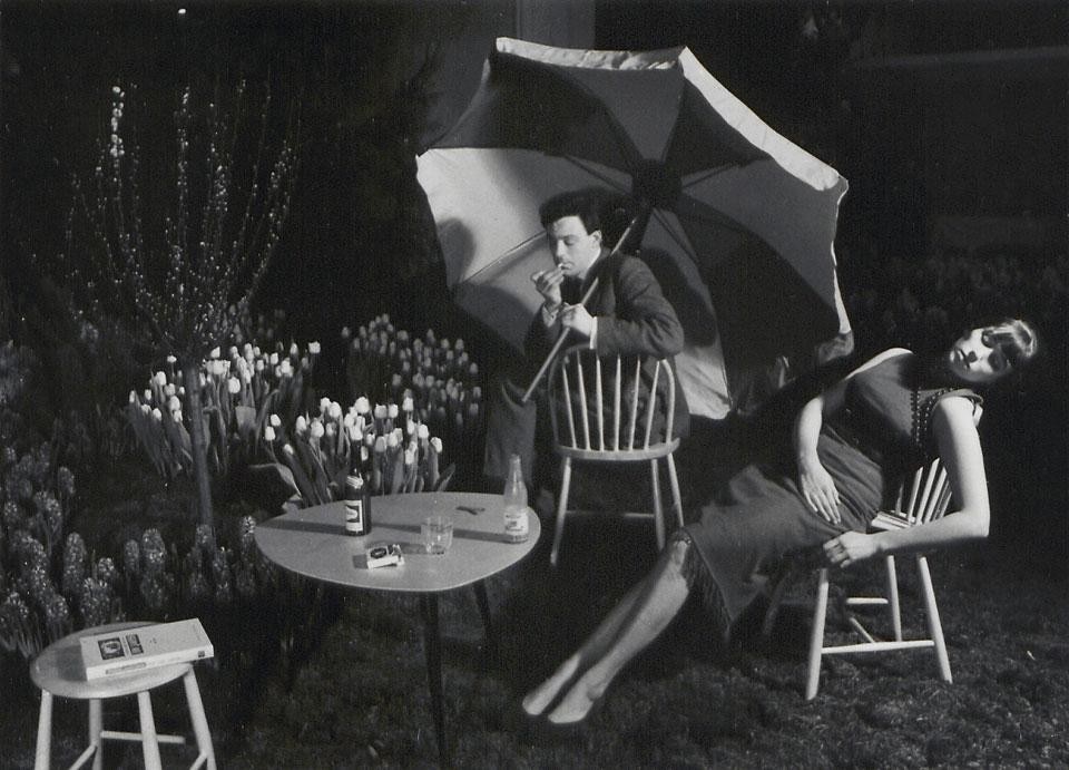 In apertura: Fabbrica Pastoe, 1952. Photo © Cas Oorthuys. Sopra: Copertina del Catalogo Pastoe 1955. Photo © Ed van der Elsken