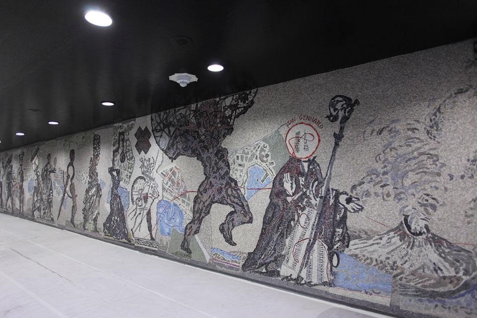 William Kentridge, <i>Naples Procession</i>, 1884, mosaico in tessere di marmo e pasta vitrea, Stazione Toledo della metropolitana di Napoli, 2012