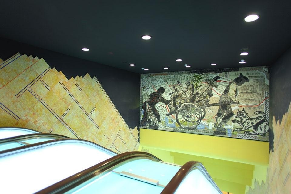 William Kentridge, <i>Naples Procession</i>, 1884, mosaico in tessere di marmo e pasta vitrea, Stazione Toledo della metropolitana di Napoli, 2012