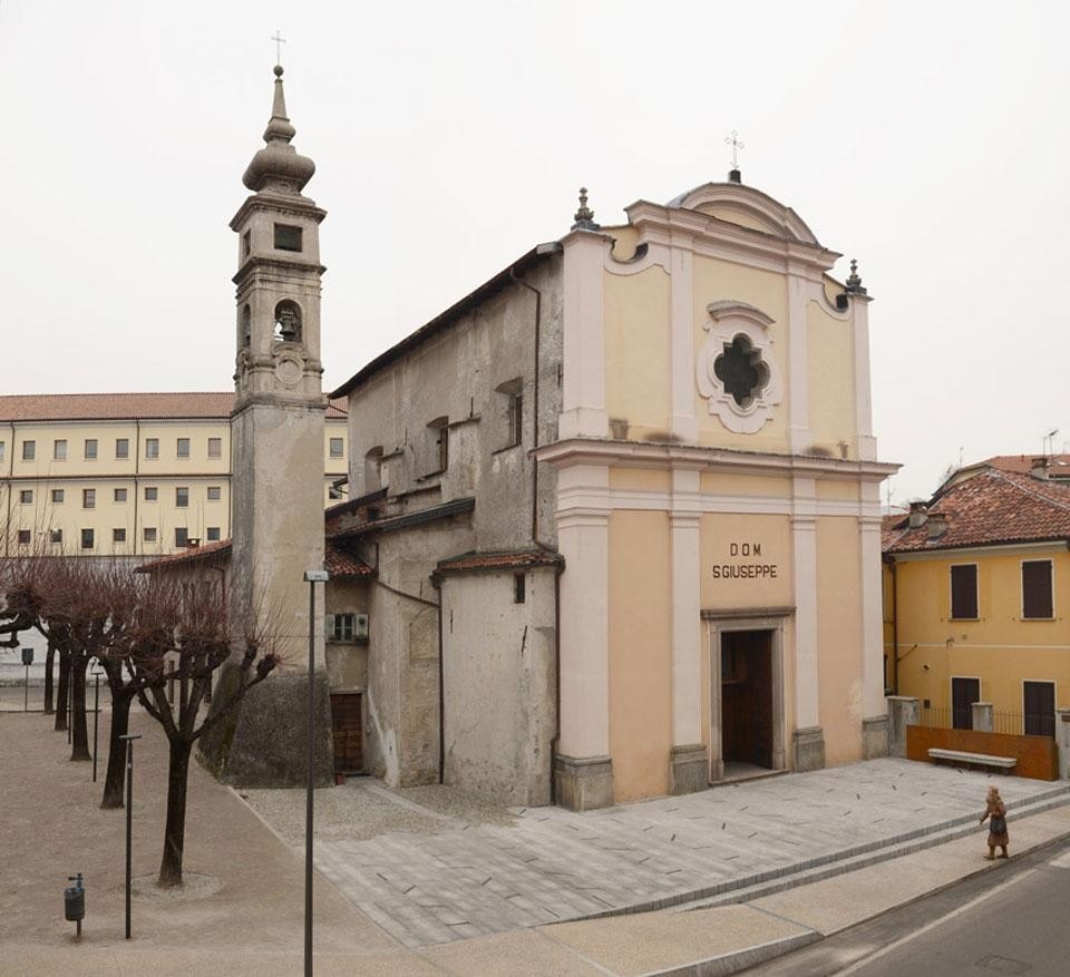 Il piano del sagrato della chiesa raccorda i dislivelli della piazza