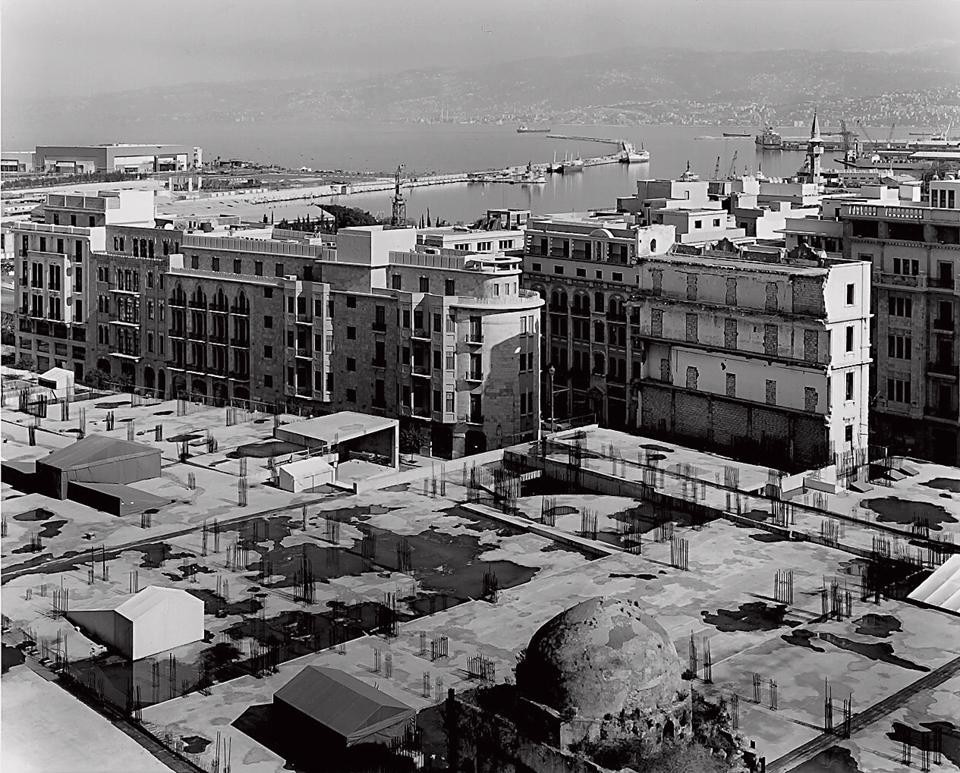 In apertura: Edificio Azarieh a Beirut, fotografato da Gabriele Basilico nel 1993. Da: <i>Domus</i>, 748, aprile 1993. Qui sopra: i suk di Moneo in fase di cantiere, fotografati da Gabriele Basilico dieci anni dopo, nel 2003. Da: <i>Domus</i> 862, settembre 2003