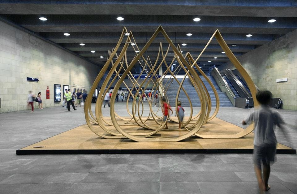 Caterina Tiazzoldi e Eduardo Benamor Duarte,  installazione <i>Onion Pinch</i> alla stazione metropolitana di Cais do Sodre di Lisbona durante Experimenta Design Biennale