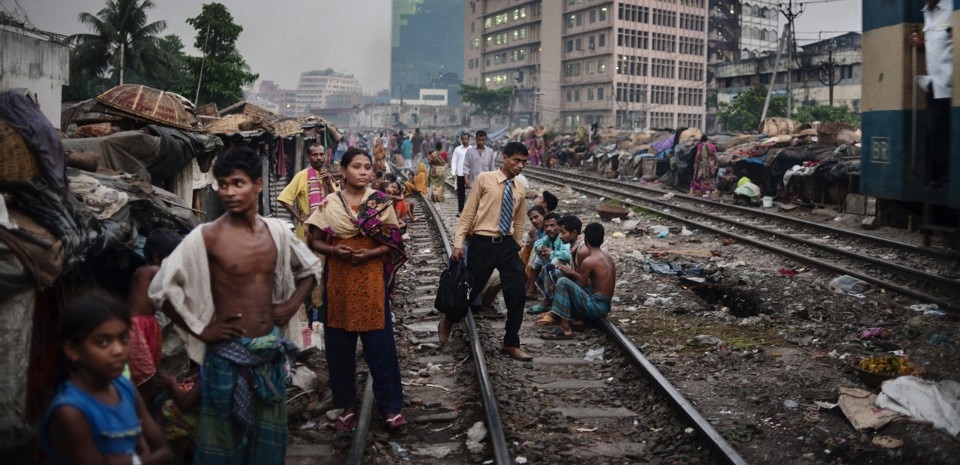 Veduta dello slum di Kawran, dove lungo i binari della ferrovia e in condizioni igieniche disumane vivono migliaia di persone. Dhaka, Bangladesh 2011. © Alessandro Grassani