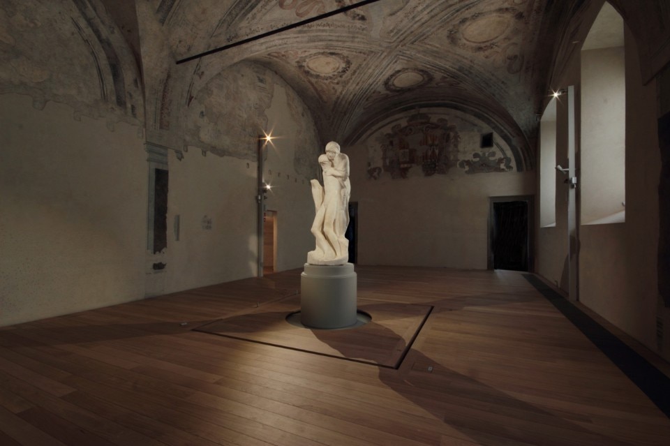 Michelangelo, <i>Pietà Rondanini</i>, vista dell'allestimento realizzato da Michele de Lucchi nella sala dell’Ospedale Spagnolo, Milano