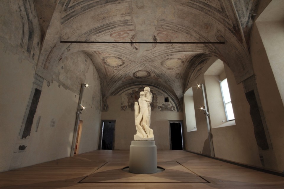 Michelangelo, <i>Pietà Rondanini</i>, vista dell'allestimento realizzato da Michele de Lucchi nella sala dell’Ospedale Spagnolo, Milano
