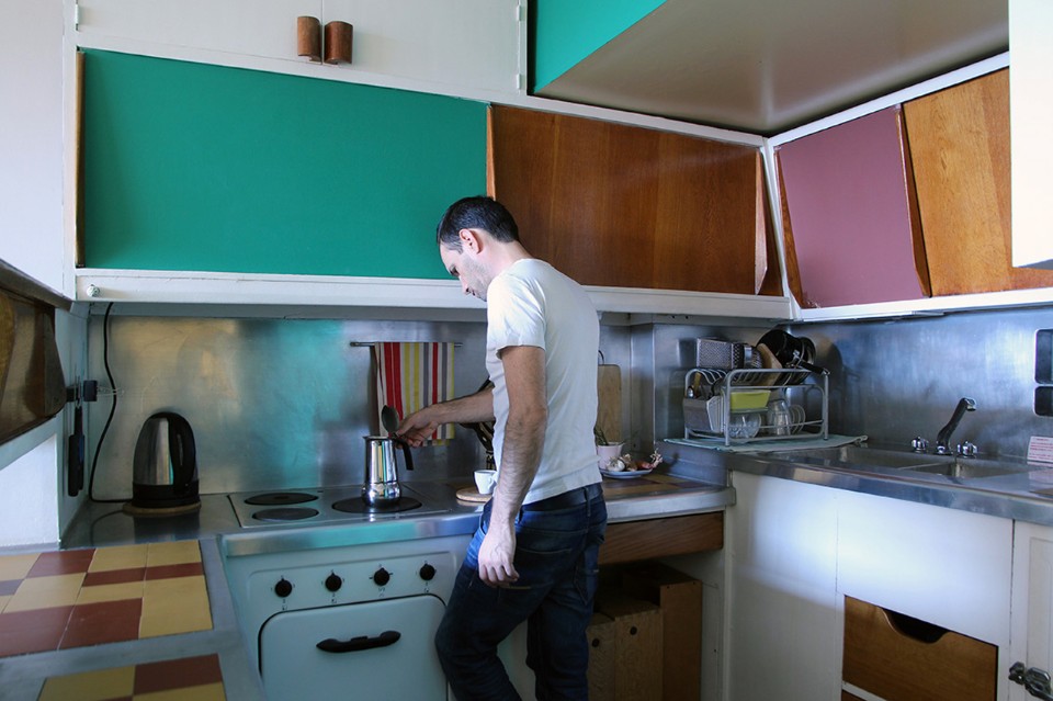 Cristian Chironi, <i>My house is a Le Corbusier</i>. Chironi in the kitchen of the high volume of the Appartement 50. Copyright te artist, appt 50 and Fondation Le Corbusier