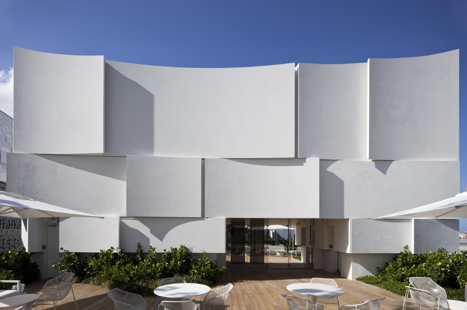 Facciata di BarbaritoBancel Architectes, interni di Dior Architure basati sul concept di Peter Marino. Miami, 2016