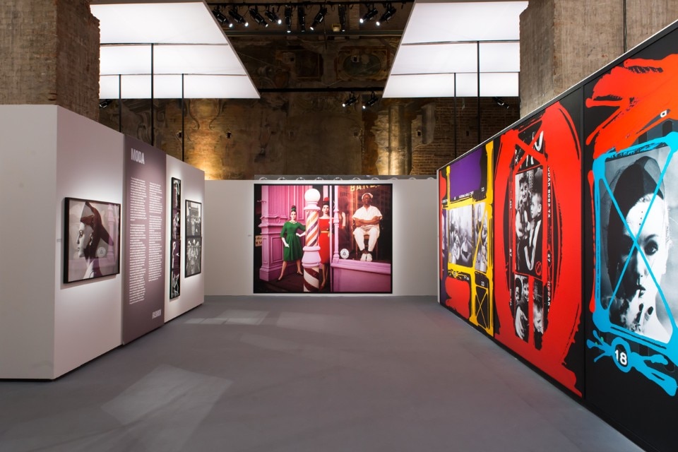 William Klein: il mondo a modo suo, veduta dell'installazione al Palazzo della Ragione Fotografia di Milano, 2016