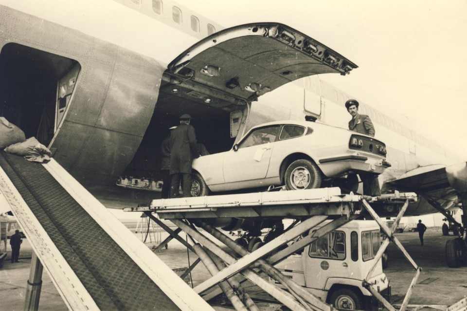 Anadol STC-16 automobile boarding the plane for test runs in the UK, Istanbul, 1973 Ford Otosan Archive
