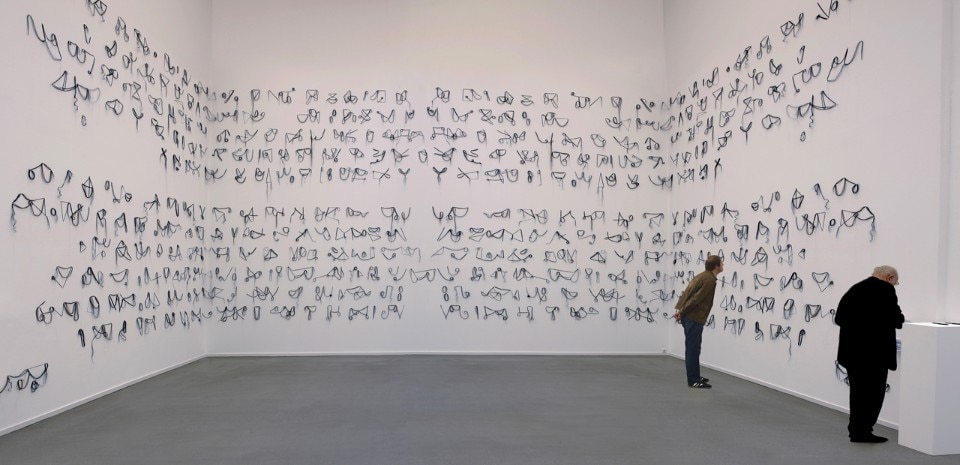 ithu Sen, No star, No land, No word, No commitment, capelli umani artificiali, 2004-2014. Courtesy Kunstmuseum Bochum, Germania, 2014; KNMA Museum, Nuova Delhi, 2010; Art Omi, New York, 2004