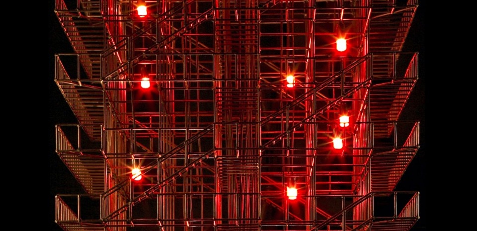 Atelier Van Lieshout, Minimal Steel with Red Lights, dettaglio, 2006