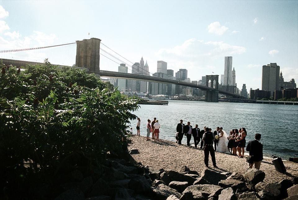Sede di un ex rigattiere, oggi diventato una meta rituale per le coppie appena sposate che vengono qui a farsi fotografare, alla base del Manhattan Bridge, Brooklyn, 2010.