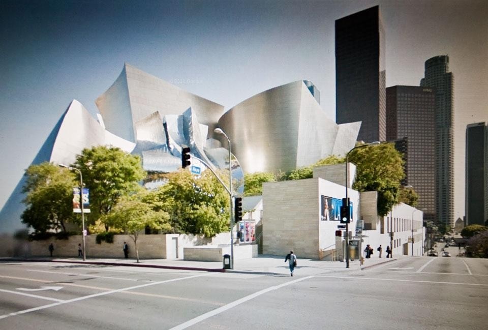 In apertura: aeroporto Saint Exupéry, Lione, Francia (Santiago Calatrava). Qui sopra: Walt Disney Concert Hall, Los Angeles, USA (Frank O. Gehry)