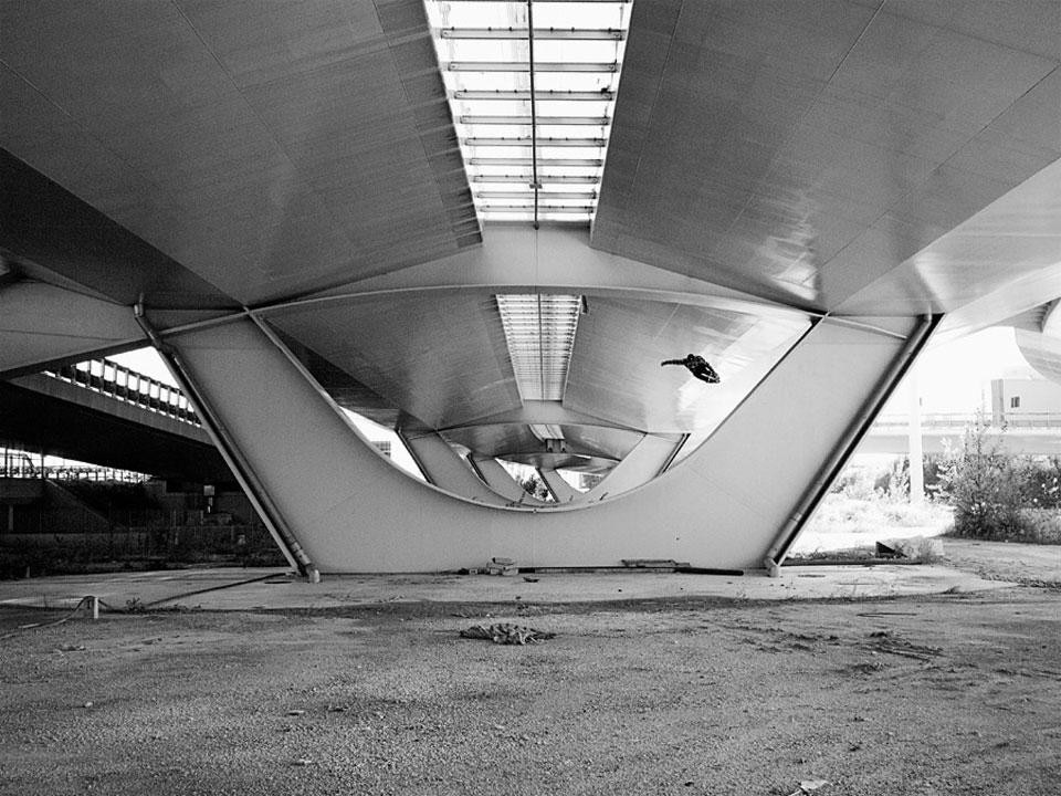 Dal <em>Blade Diary</em> del fotografo Pietro Firrincieli, la serie <em>Architecture and suspension</em> 