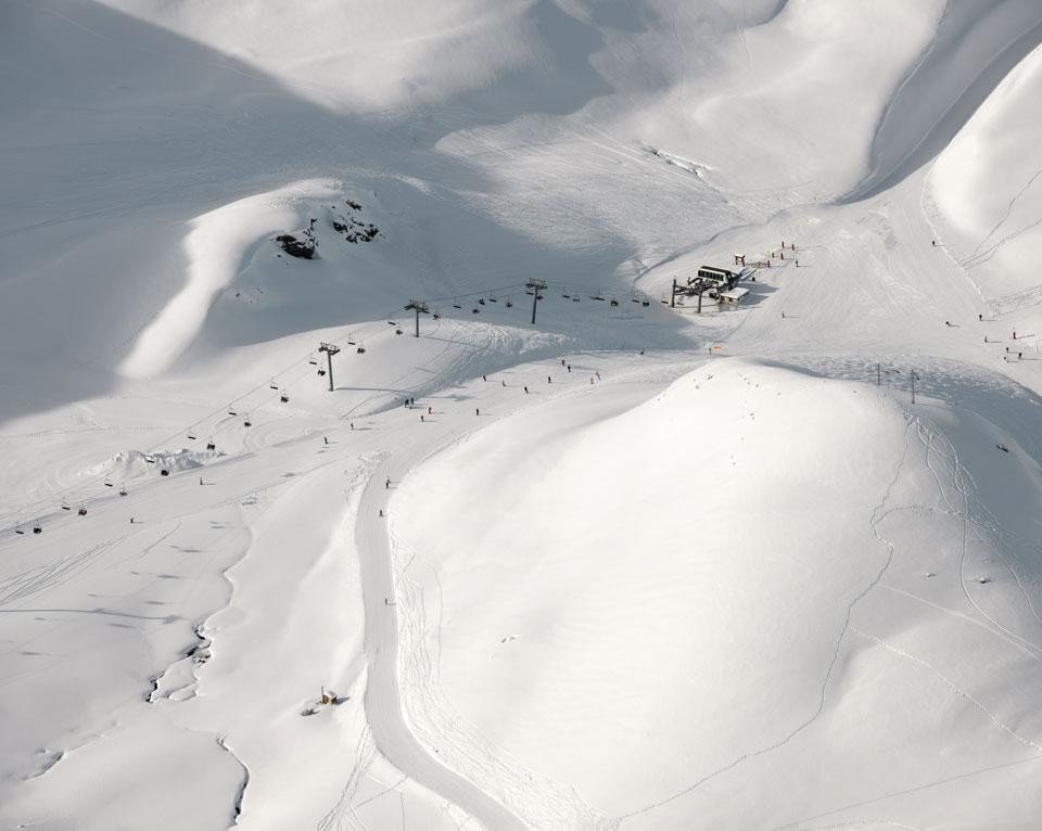 In apertura: Goos van der Veen, <i>The skiable landscape</i>: stazione sciistica Les Deux Alpes, Dipartimento di Isère, Francia. Qui sopra: Goos van der Veen, <i>The skiable landscape</i>: comprensorio sccistico Les Arcs, Savoia, Francia