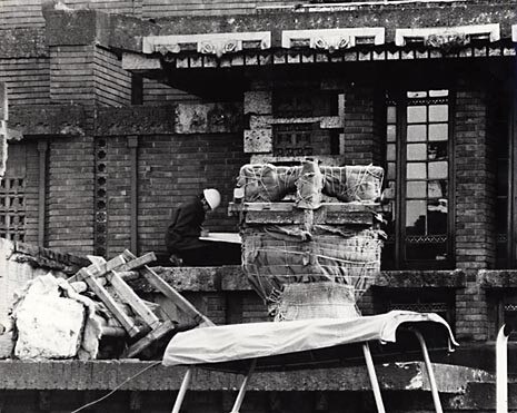 Removing details during demolition. Photo Sato, Archivio Domus