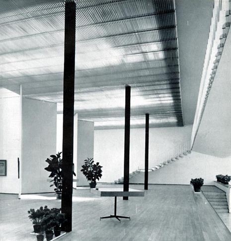 The dual height that combines the various levels. Photo Casali, Domus 295/54