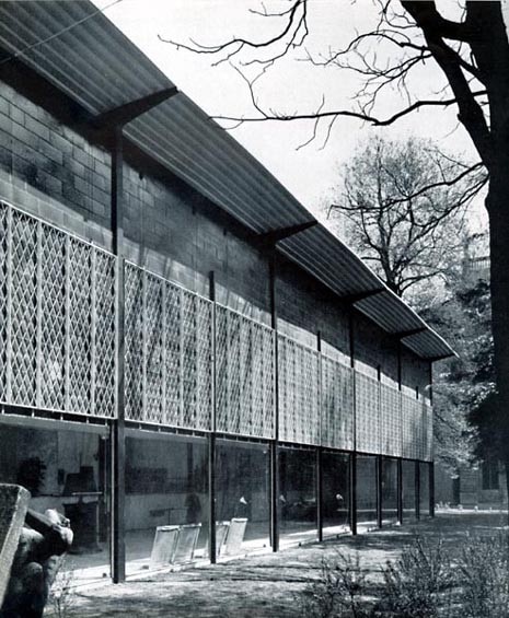 The front of the Pavilion overlooking the gardens. Photo Casali, Domus 295/54