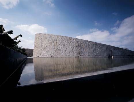 The monumental volume of the library, heightened by its reflecting pool, deliberately refers to the city’s ancient traditions