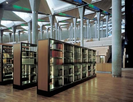 With its forest of columns, the reading room is built on a spectacular scale. It accomodates a range of spaces with very different qualities, some intimate and discreet, others open and grand