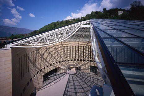 The large steel and glass dome which covers the piazza at MART has no trusses and coincides with the pedestrian access to the museum. Photo copyright Pino Musi 2002