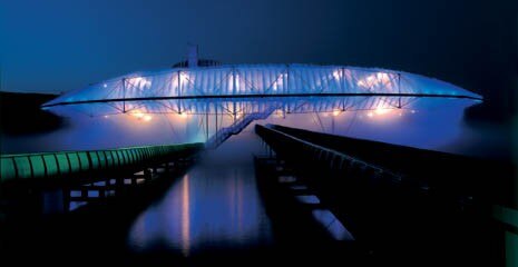 At Yverdon-les-Bains nocturnal illumination makes Diller+Scofidio’s Cloud as attractive 
and enigmatic as when seen by day – a spaceship resting on the water ready to take off in a 
mist of vapour
