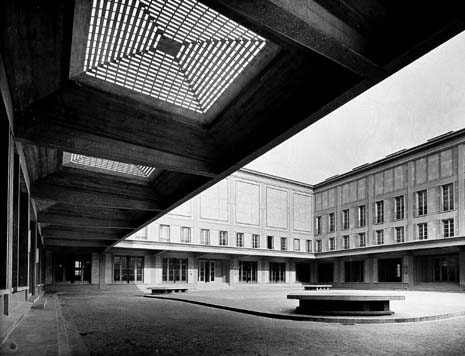  Mobilier national building in Paris (1934-36). © Institut français d’architecture/Direction des Archives de France, Perret funds) 
