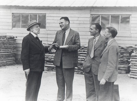 Auguste Perret visiting the Le Havre reconstruction building site © J. Jacquin
