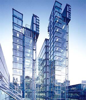 Partecipating the final selection was also the London building for the Lloyd’s Register of Shipping by Richard Rogers